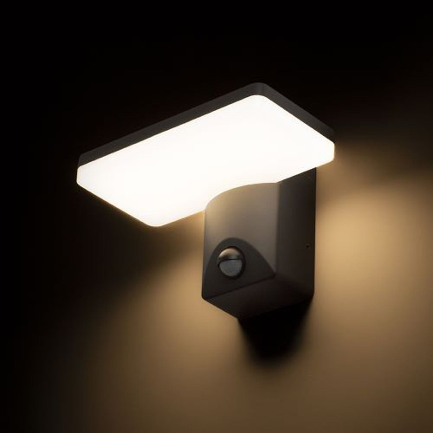 Lampy zewnętrzne z czujnikiem